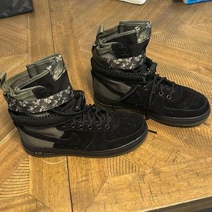 Last chance! Nike men size 8 high top sneaker boots